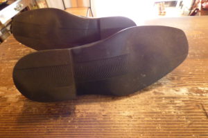 BALLY（バリー）擦り減った一体型靴ソールを軽いビブラム2656ガム 