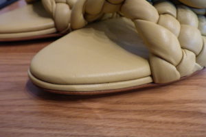 BOTTEGA VENETA（ボッテガヴェネタ）レザーを編んだサンダルの靴底が 