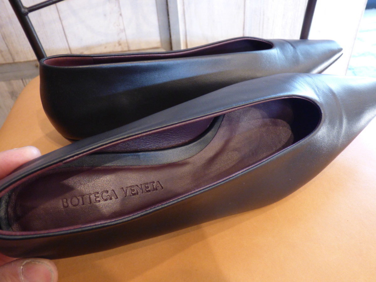 BOTTEGA VENETA（ボッテガヴェネタ）フラットシューズの靴底が擦り減ら