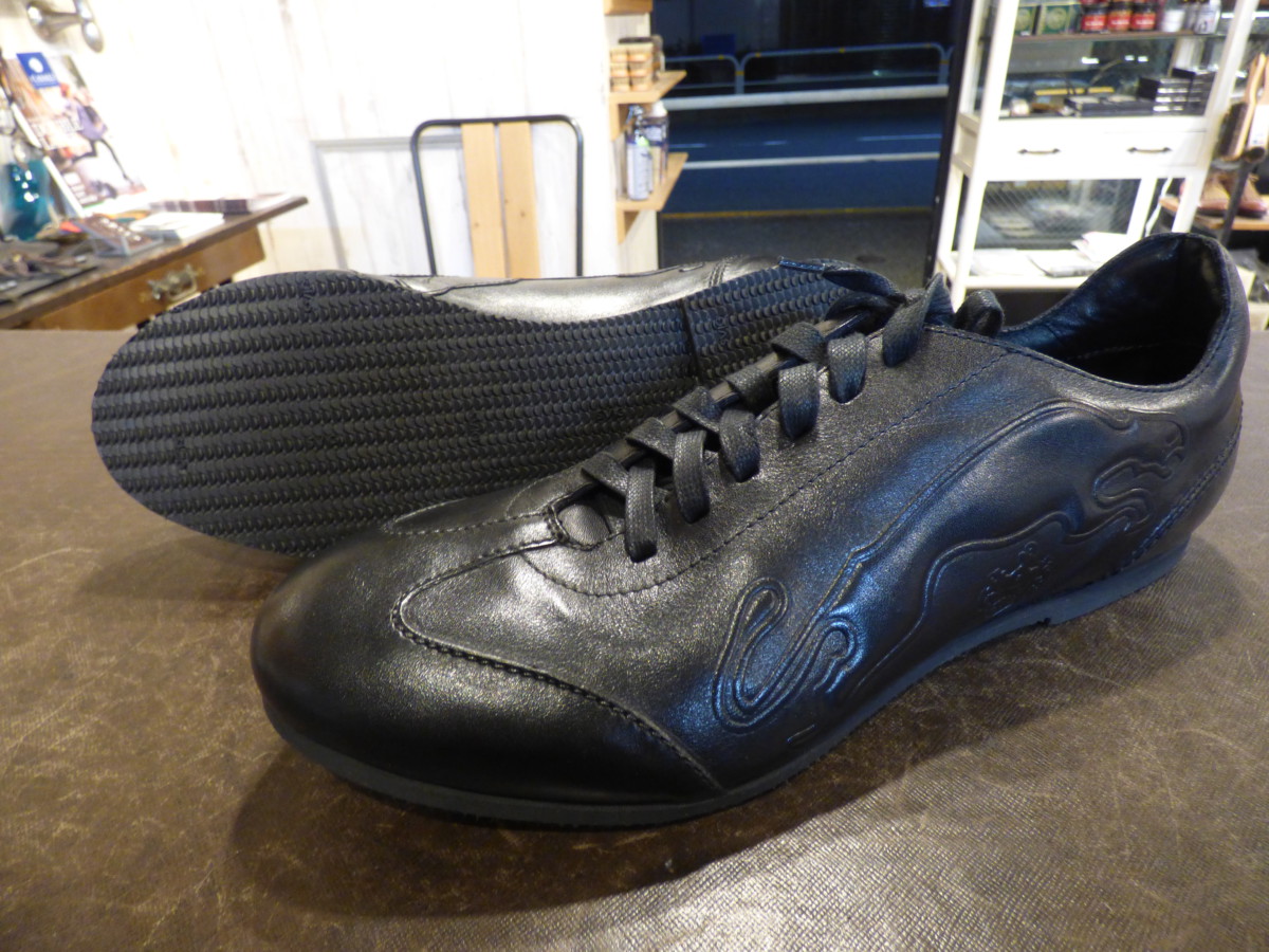 PUMA（プーマ）黒のAlexander van Slobbeレザースニーカーの劣化した靴 