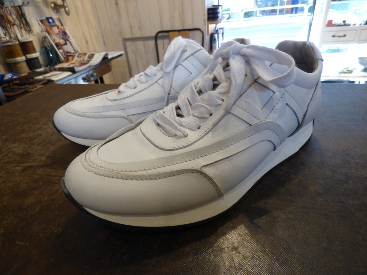 HERMES（エルメス）白のメンズスニーカーをクリーニングで汚れを落とす